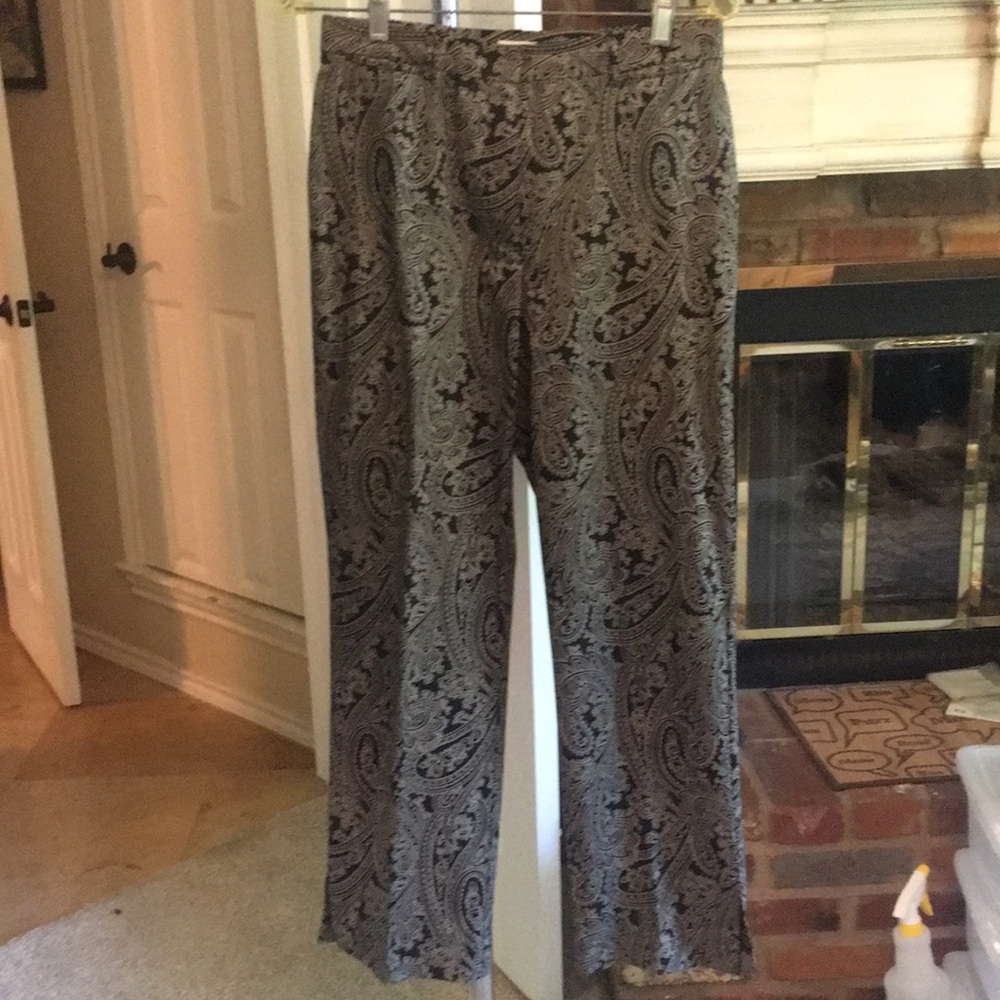 Liz Claiborne black/cream paisley ankle pants - 6
